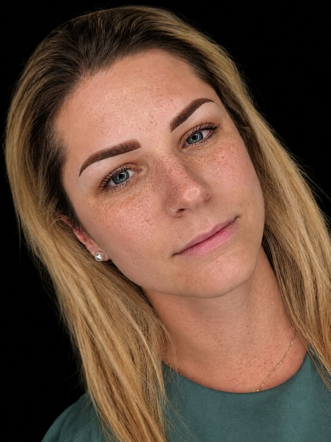 Weich schattierte Augenbrauen bei blondem Haar